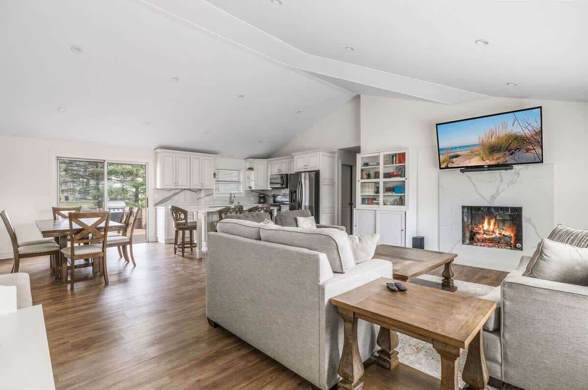Smart TV y chimenea 