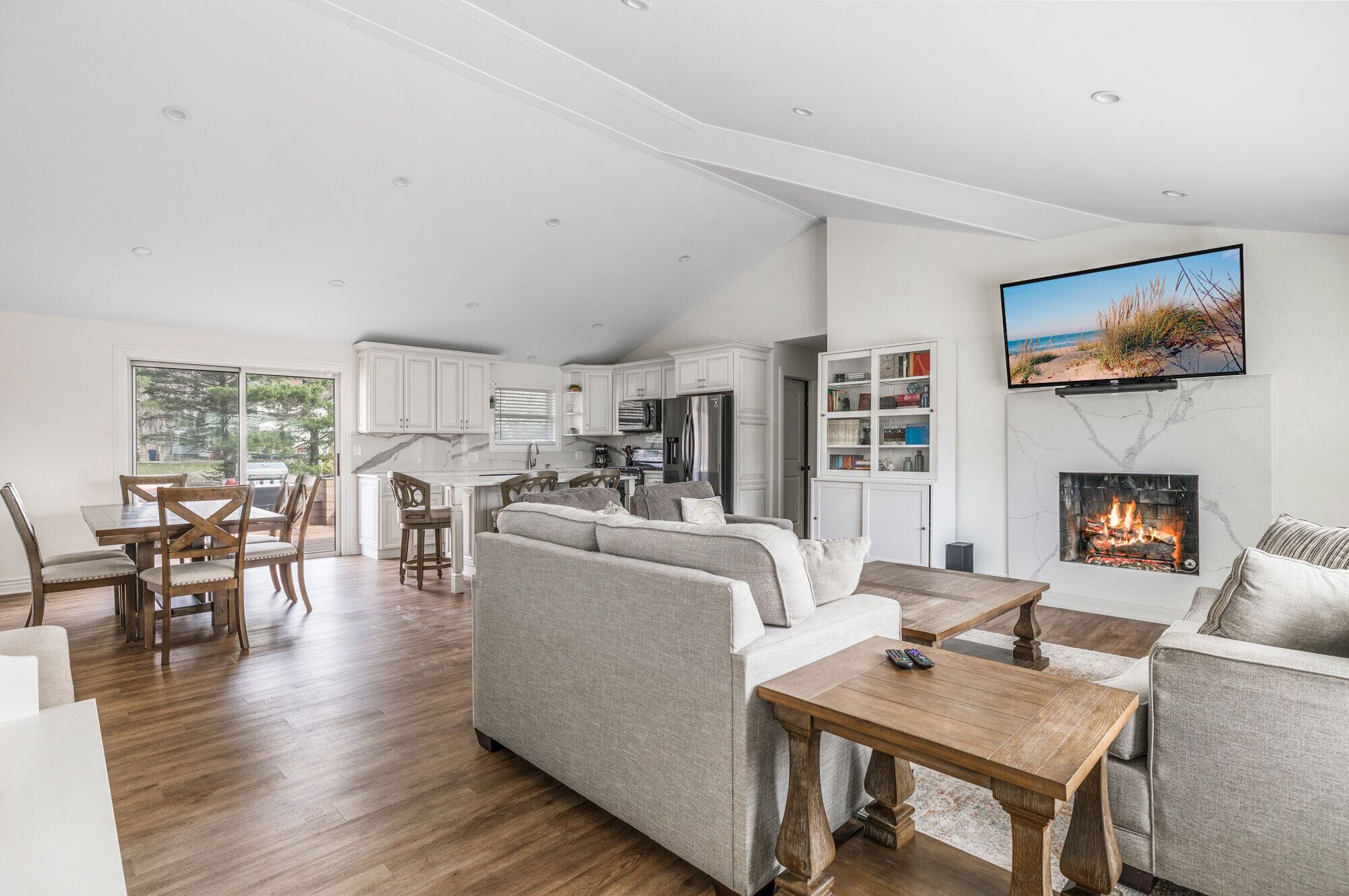 Älytelevisio, takka, videopelejä, kirjoja