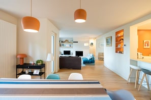 Tv, tv-spel, dvd-spelare och ett bordtennisbord