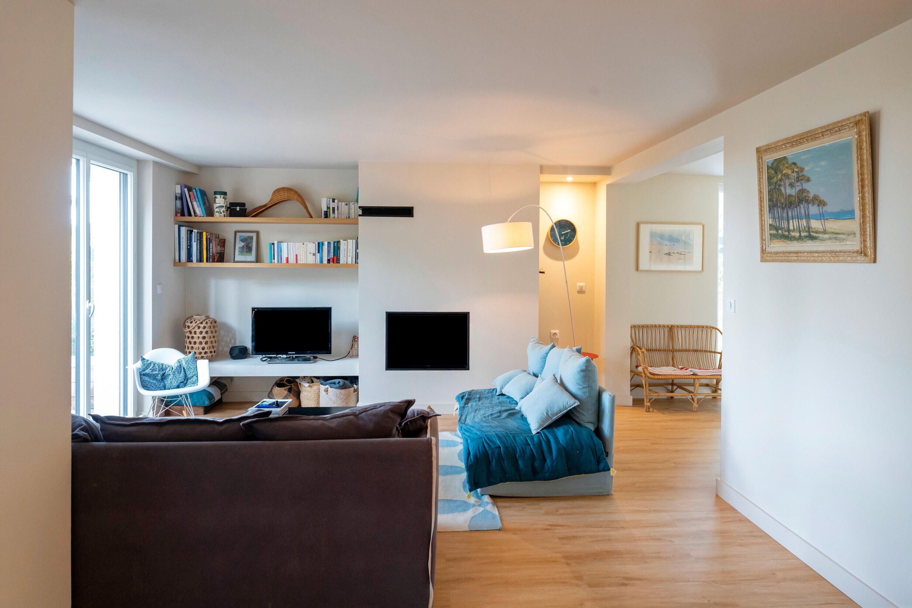 TV, videogiochi, lettore DVD, tavolo da ping pong