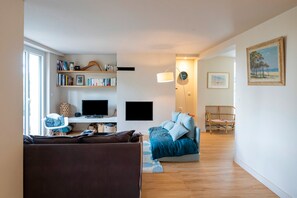 TV, videogiochi, lettore DVD, tavolo da ping pong