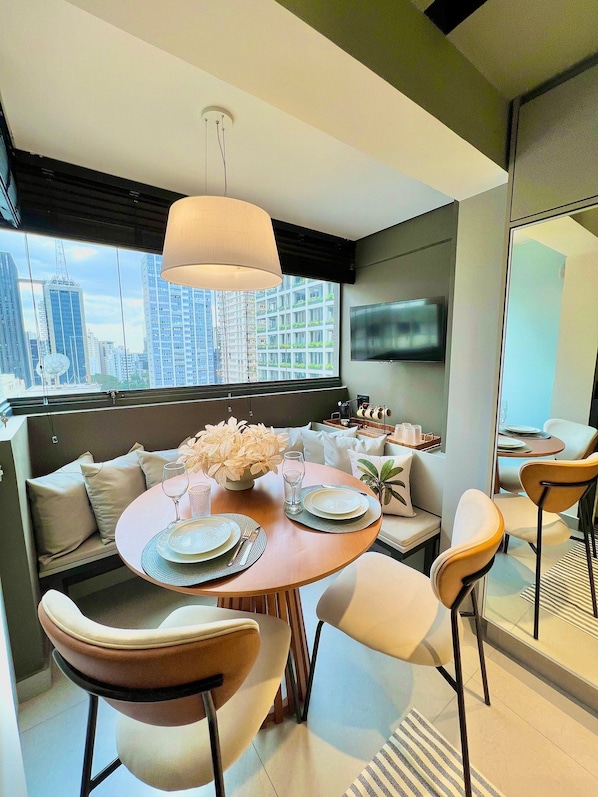 Deluxe Studio | Dining