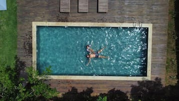 Piscine extérieure, chaises longues