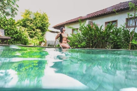 Outdoor pool, open 6:00 AM to 10:00 PM, sun loungers. Local Hostel Novo Airão