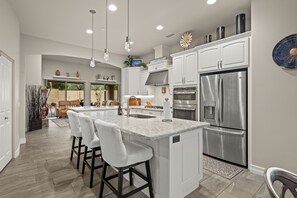 Fridge, microwave, oven, stovetop - Vista Sol - Private, Hot Tub, Outdoor Living (Sedona)