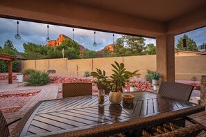 Outdoor dining - Vista Sol - Private, Hot Tub, Outdoor Living (Sedona)