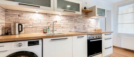 Fridge, oven, stovetop, dishwasher