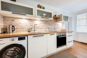 Frigorífico, horno, placa de cocina y lavavajillas