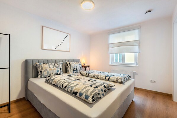 1 dormitorio, tabla de planchar con plancha, wifi y ropa de cama