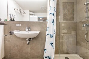 Een douche, gratis toiletartikelen, een haardroger, handdoeken