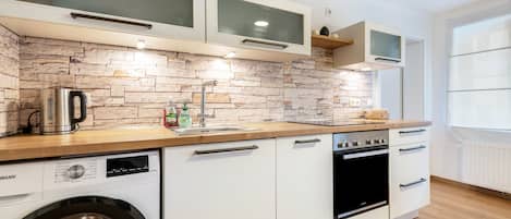 Fridge, oven, stovetop, dishwasher