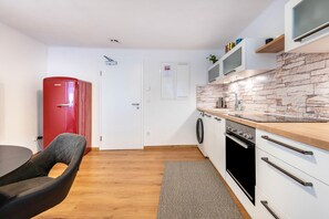 Frigorífico, horno, placa de cocina y lavavajillas