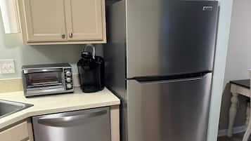 KĂŒhlschrank, Mikrowelle, Ofen, Herdplatte