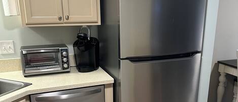 Jääkaappi, mikroaaltouuni, uuni, liesi