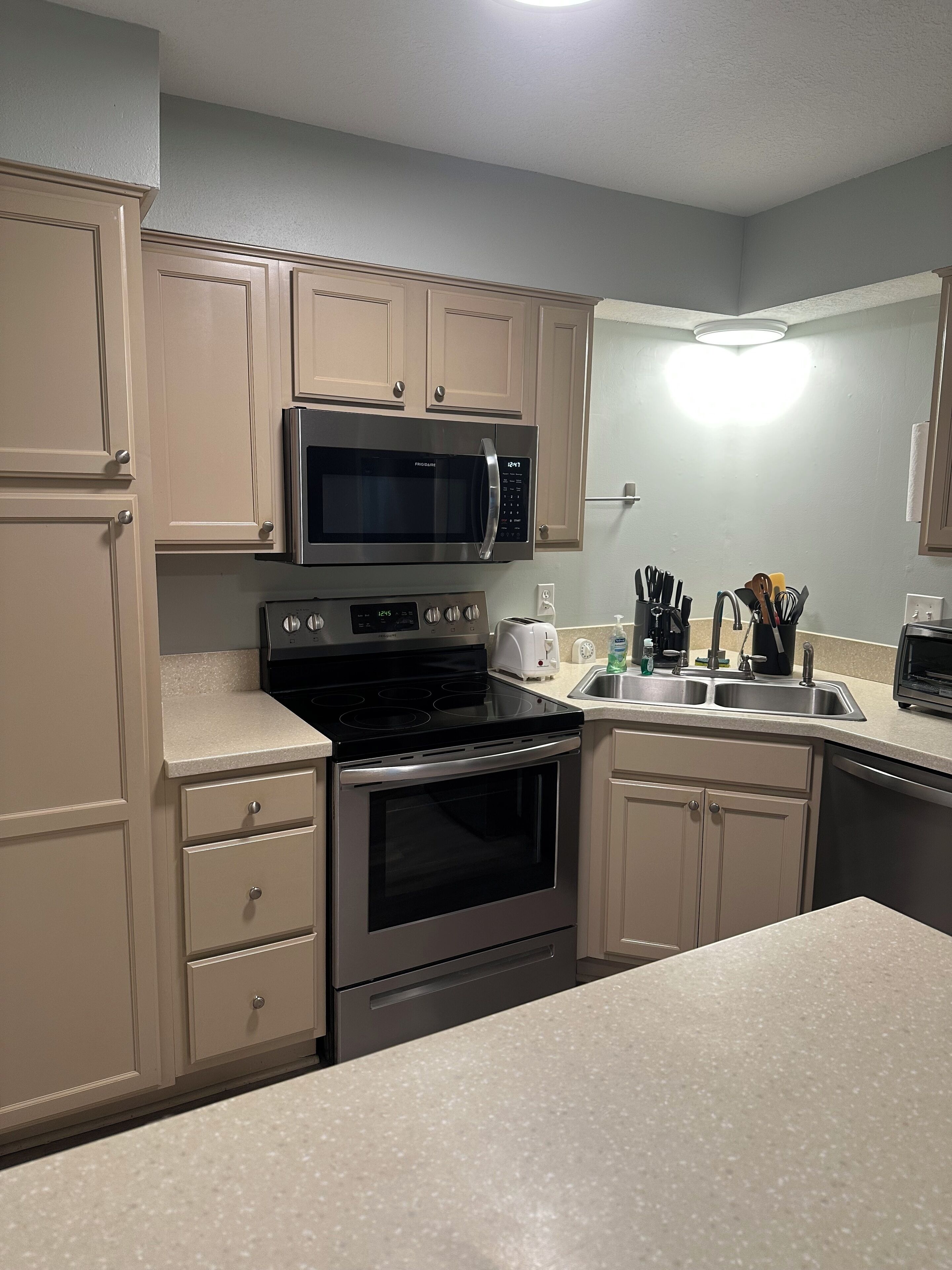 冷蔵庫、電子レンジ、オーブン、コンロ