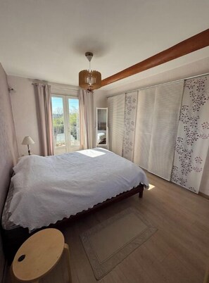 4 bedrooms, WiFi, bed sheets