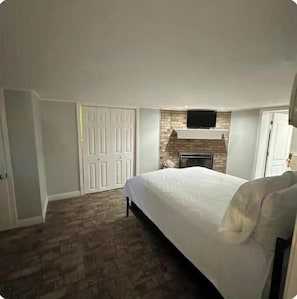 6 bedrooms, WiFi, bed sheets - Gathering Place Cumberland Lake (Bronston)