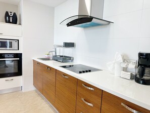 Refrigerador, microondas, horno, placa de cocina
