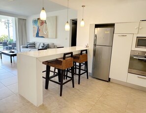 Kylskåp, mikrovågsugn, ugn och spishäll