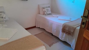 2 quartos, escrivaninha, ferros/tábuas de passar roupa