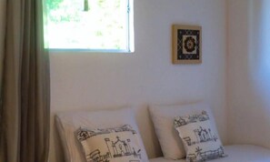 2 soverom, skrivebord, strykejern/-brett og wi-fi (inkludert)