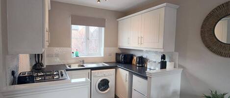 Kylskåp, mikrovågsugn, ugn och spishäll