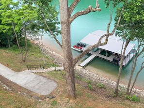 Un chalet au bord du lac, doté d’un quai, d’un espace salon extérieur et d’un escalier menant au quai.