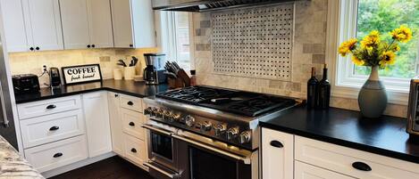 Kylskåp, mikrovågsugn, ugn och spishäll