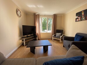 Smart TV - Prime Bridge View D/Bay by Three Bridges Apartments (Dalgety Bay)