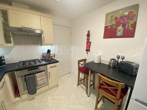 Réfrigérateur, four à micro-ondes, un four, cafetière-théière