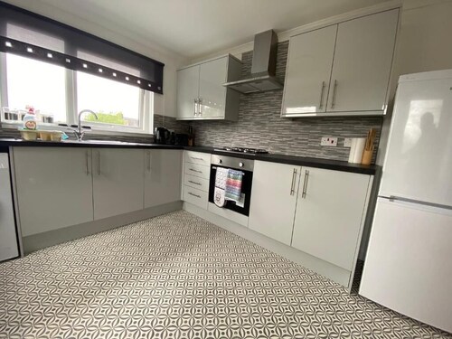 Pure Home Oakley Central with Parking By Three Bridges Apartments