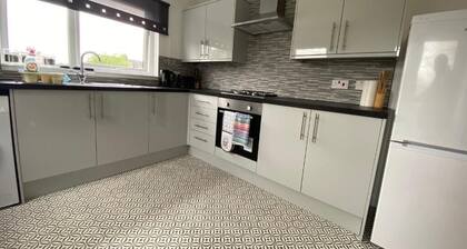 Pure Home Oakley Central with Parking By Three Bridges Apartments