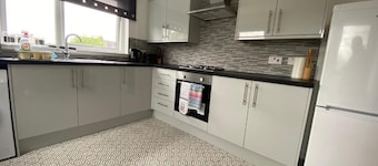 Pure Home Oakley Central with Parking By Three Bridges Apartments
