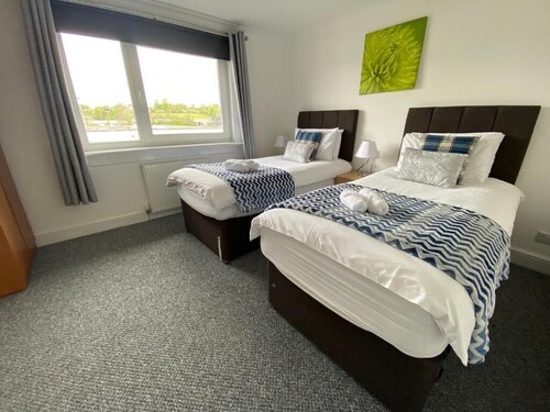 Pure Home Oakley Central with Parking By Three Bridges Apartments