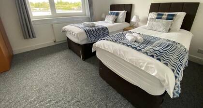 Pure Home Oakley Central with Parking By Three Bridges Apartments