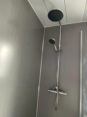 Séchoir à cheveux, serviettes fournies
