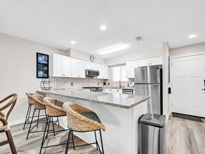 Kylskåp, mikrovågsugn, ugn och spishäll