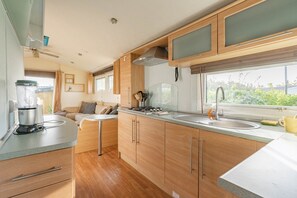 冷蔵庫、電子レンジ、オーブン、コンロ