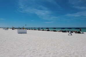 På stranden