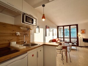 Een koelkast, een magnetron, een kookplaat