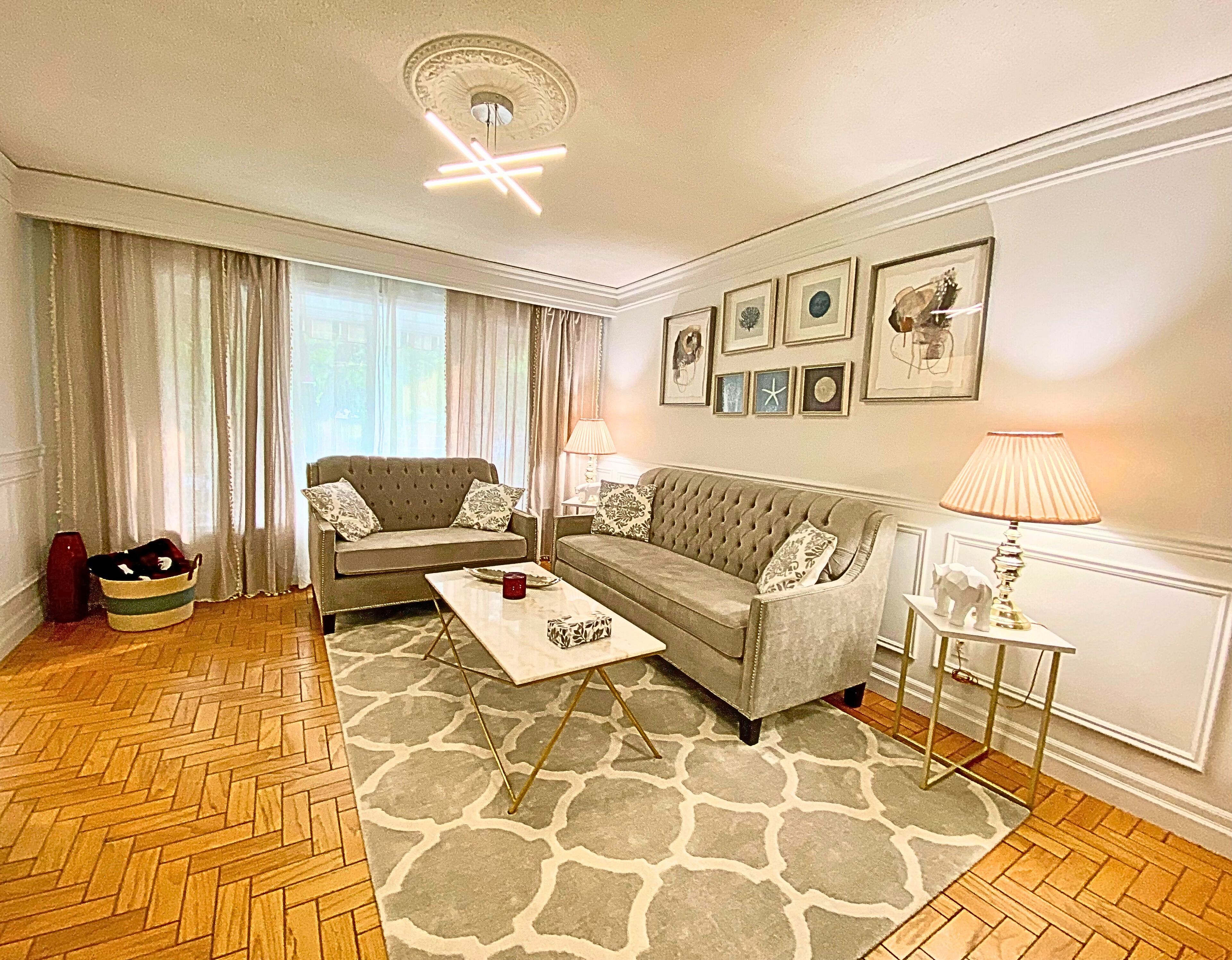 Een televisie en een open haard