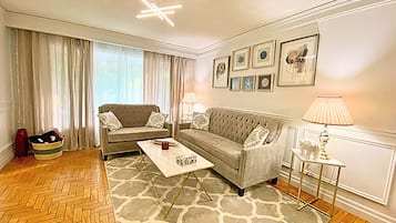 Een televisie en een open haard