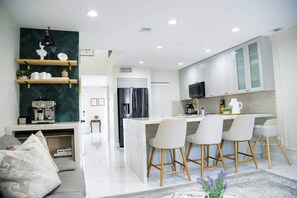 TV - Casa Calacatta: Contemporary Design + Elegance (Hollywood)