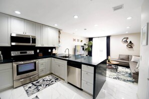 Fridge, microwave, oven, stovetop - The Hamptons Hideaway (Hollywood)