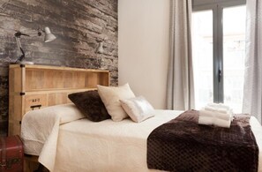 2 dormitorios, tabla de planchar con plancha, ropa de cama