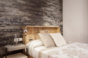 2 bedrooms, iron/ironing board, bed sheets