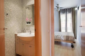 2 dormitorios, tabla de planchar con plancha, ropa de cama