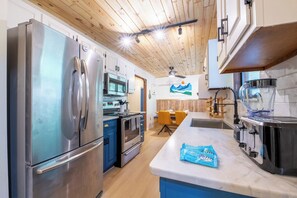 Frigorifero, microonde, forno, piano cottura