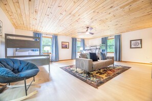 4 bedrooms, desk, iron/ironing board, free WiFi