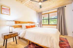 4 chambres, bureau, fer et planche à repasser, lit de bébé portatif